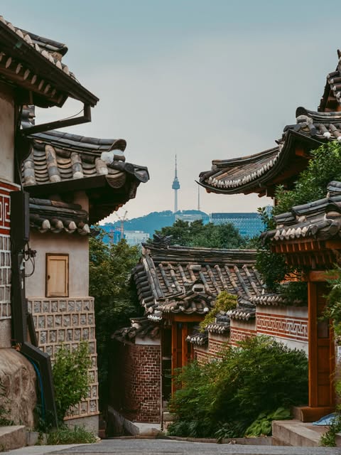 한옥 사이로 보이는 서울 풍경